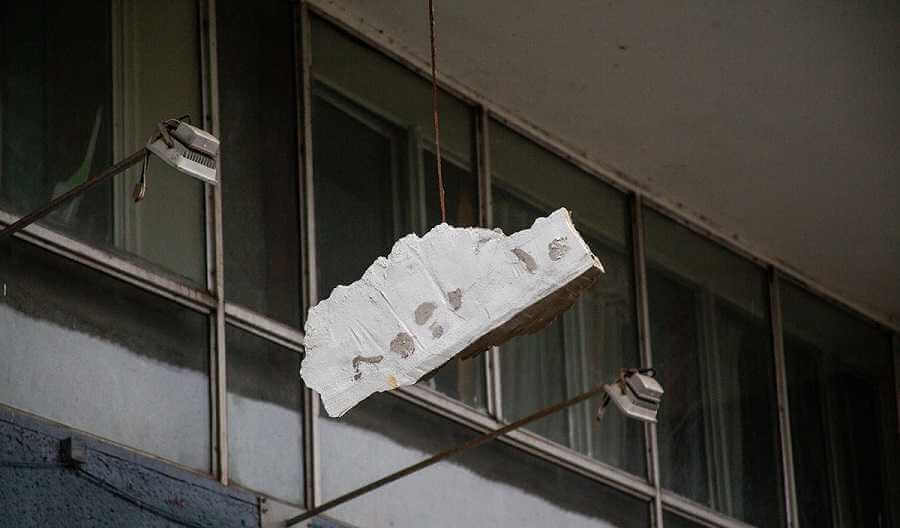 В Могилеве на тротуар обрушились фрагменты балкона — один массивный кусок остался свисать над землей