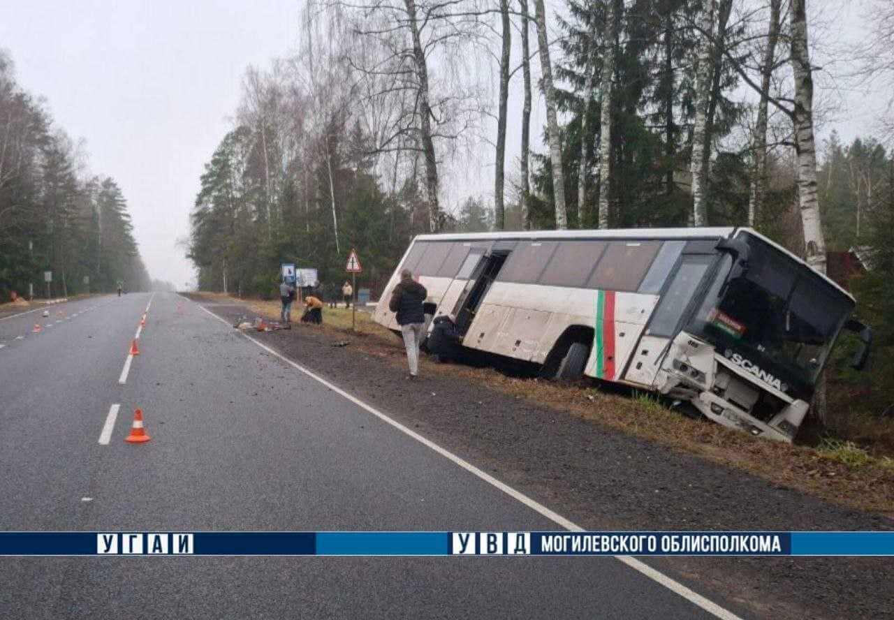 На автодороге Могилев-Костюковичи автобус столкнулся с «легковушкой» и вылетел в кювет