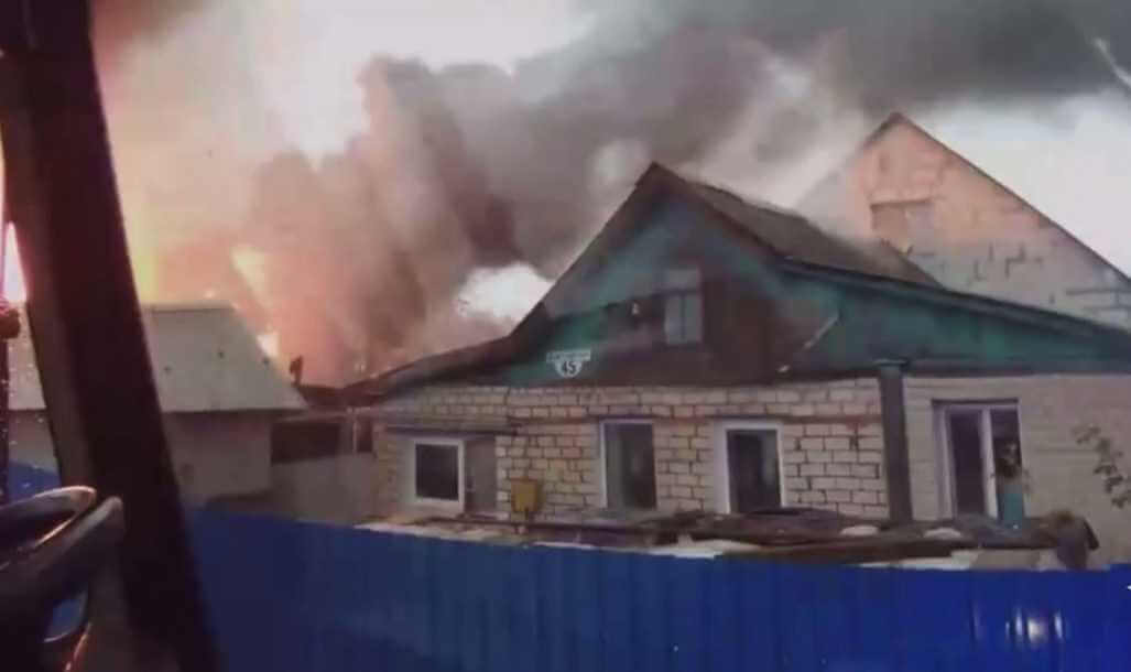 Спасатели рассказали подробности о серьезном пожаре, который случился вчера за торговым домом «Броды» в Могилеве