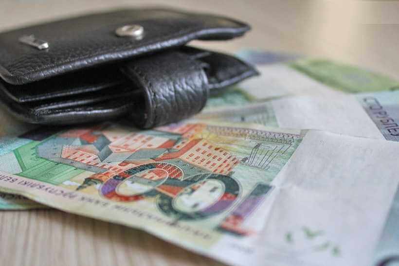 Среднемесячная зарплата в Беларуси снизилась: на Могилевщине — тоже минус