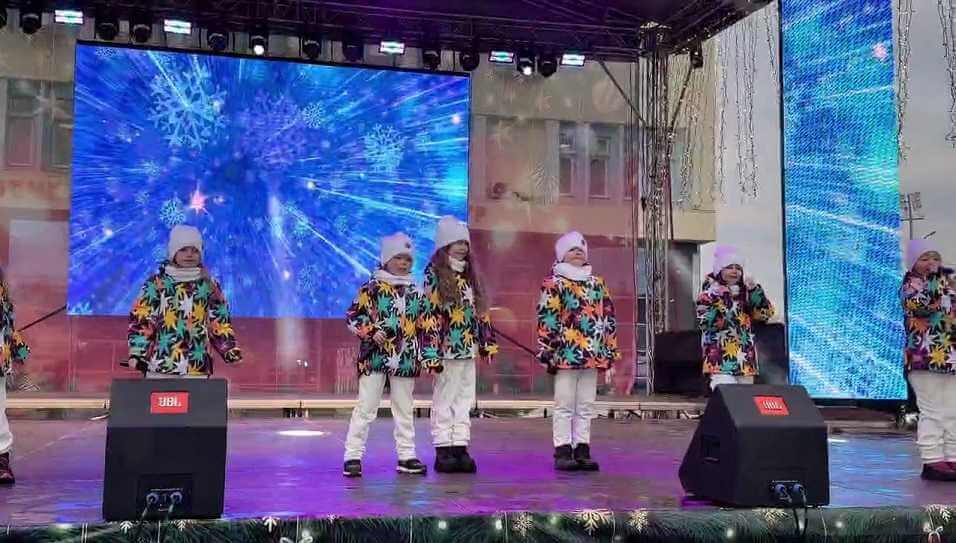 Творческие могилевчане каждый день поздравляют любимый город с наступающим Новым годом