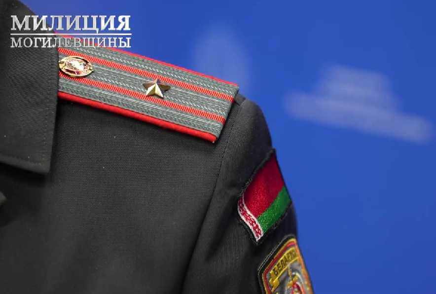 В Могилеве мужчина украл деньги, которые нашел в машине клиента во время ремонта