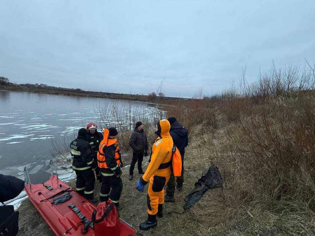 В Могилеве рыбаки вышли на лед толщиной три сантиметра