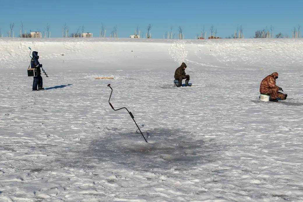 В Могилеве потребовалась помощь рыбаку, провалившемуся под лед на Фатинском заливе