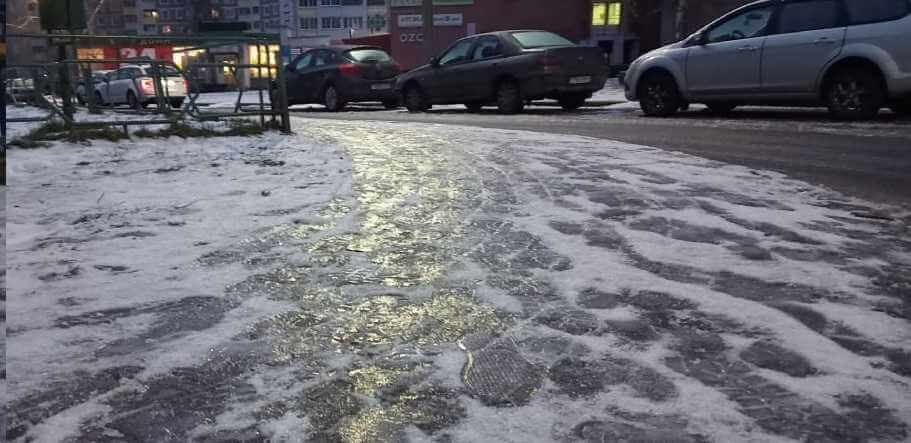 В Могилеве объявлен оранжевый уровень опасности: на улицах города сильный гололед