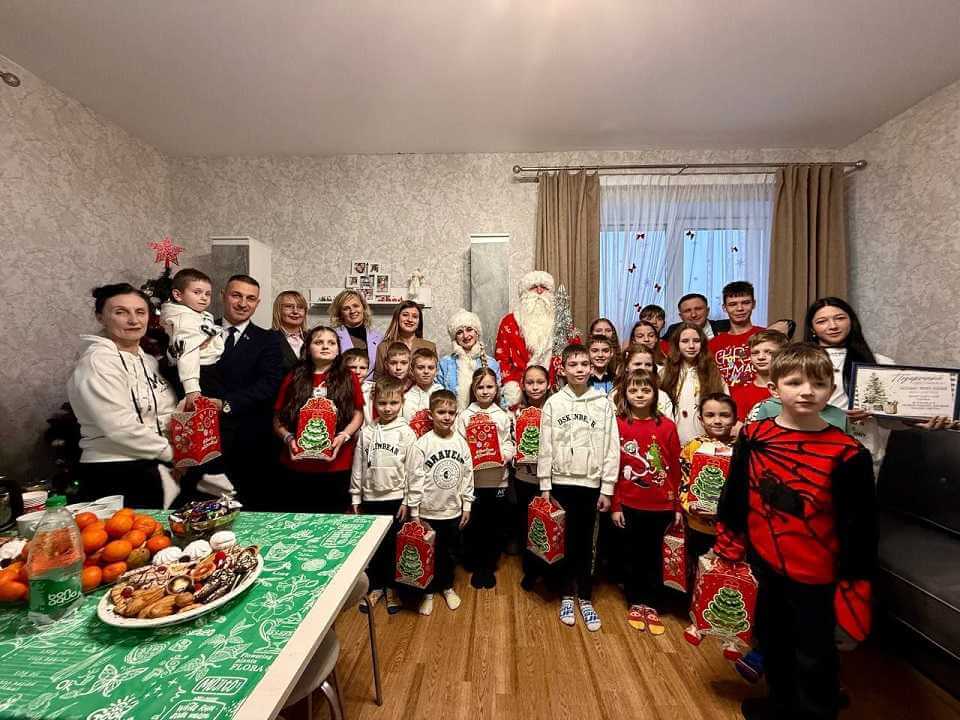 В Могилеве депутаты поздравили ребят из детских домов семейного типа