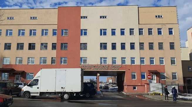 В Могилёве сотрудники ГАИ помогли быстро доставить в больницу девушку