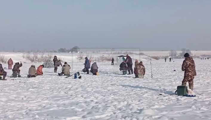 На Фатинском заливе в Могилеве на зимнюю рыбалку вышли десятки человек, но забыли о безопасности