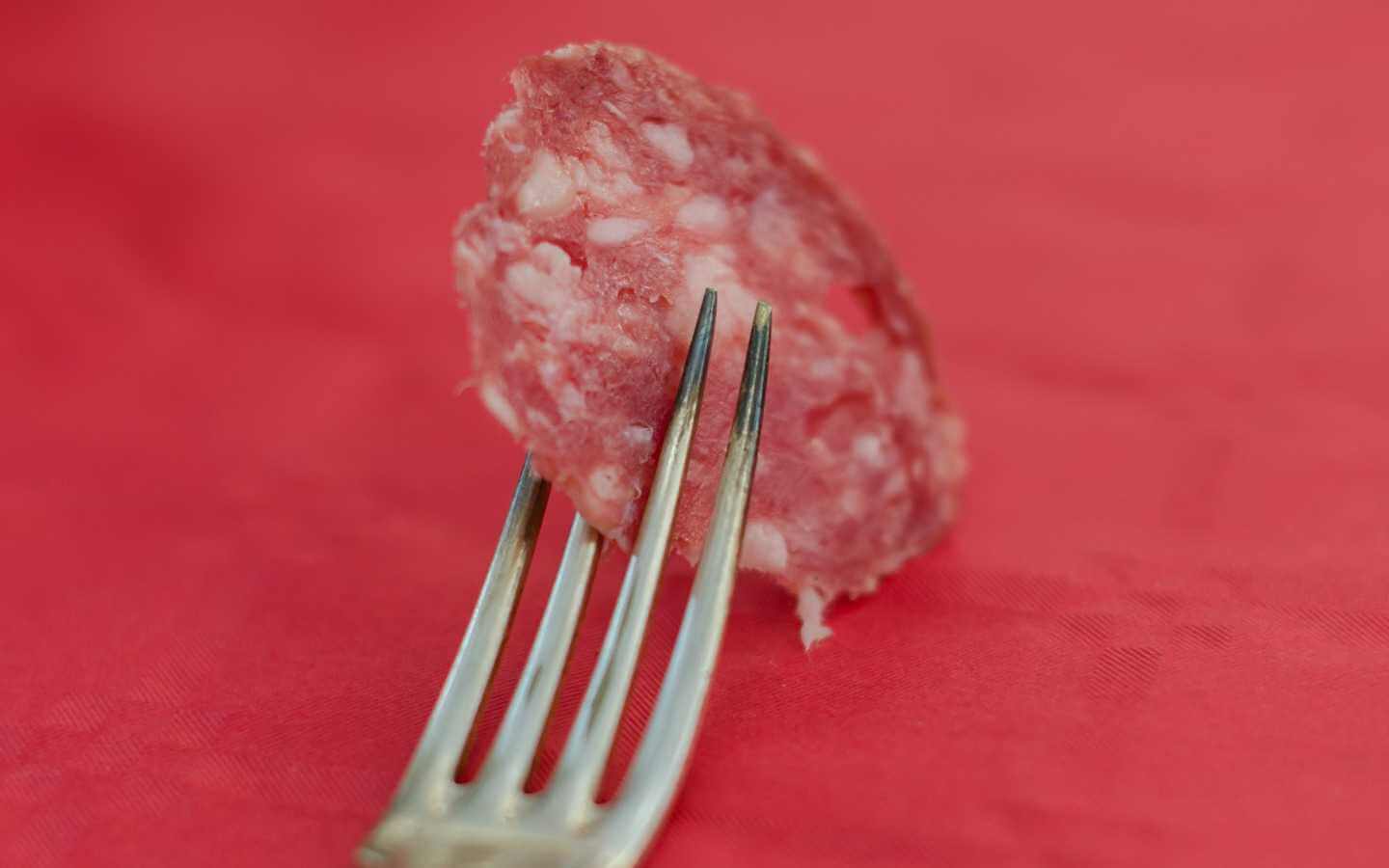 Могилевчанин пытался вынести из магазина виски и палку колбасы