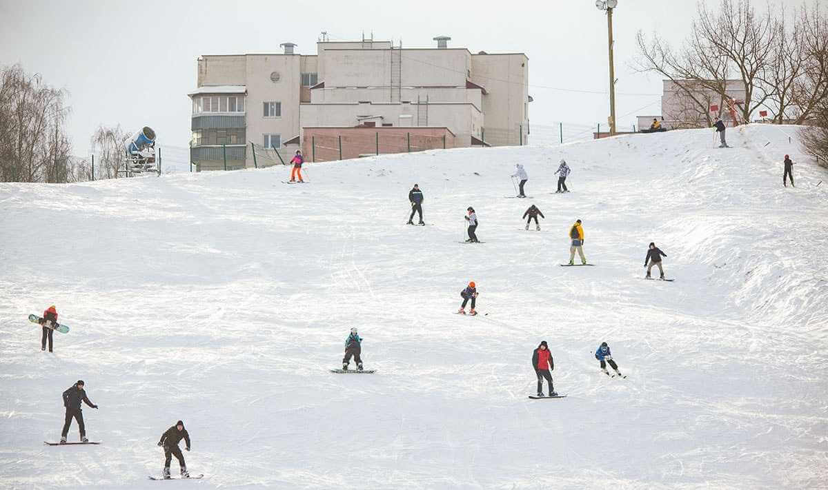 В Печерском лесопарке аншлаг: могилевчане стоят в очереди, чтобы покататься на горнолыжном склоне и тюбинговой трассе