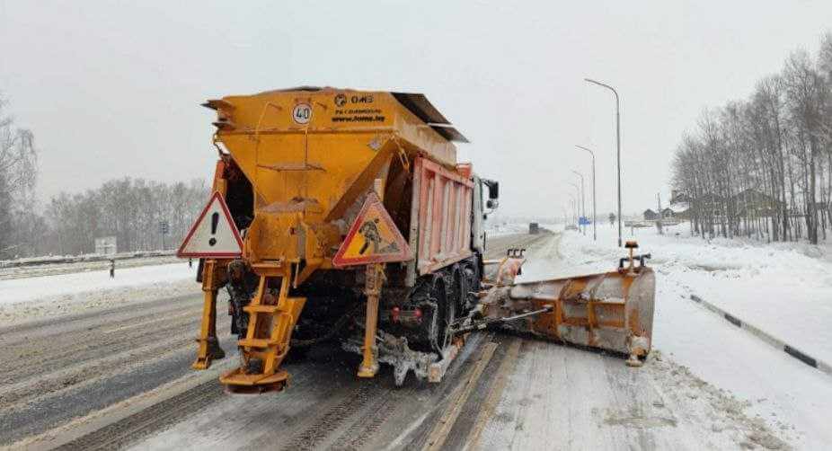 Работы по расчистке дорог Могилевщины продолжаются