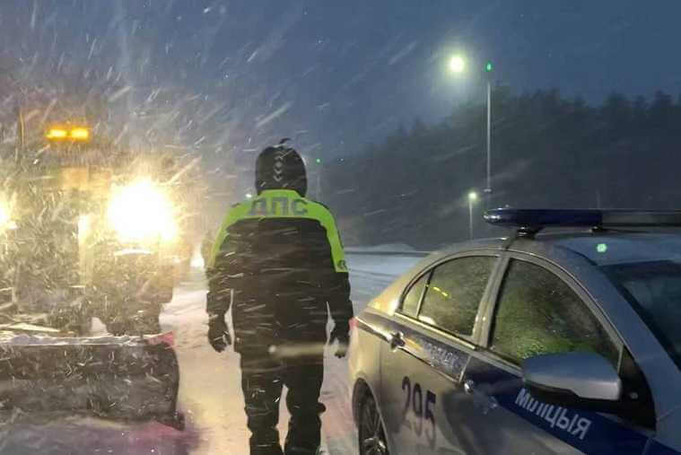 Милиционеры Могилевщины продолжают помогать в борьбе со стихией