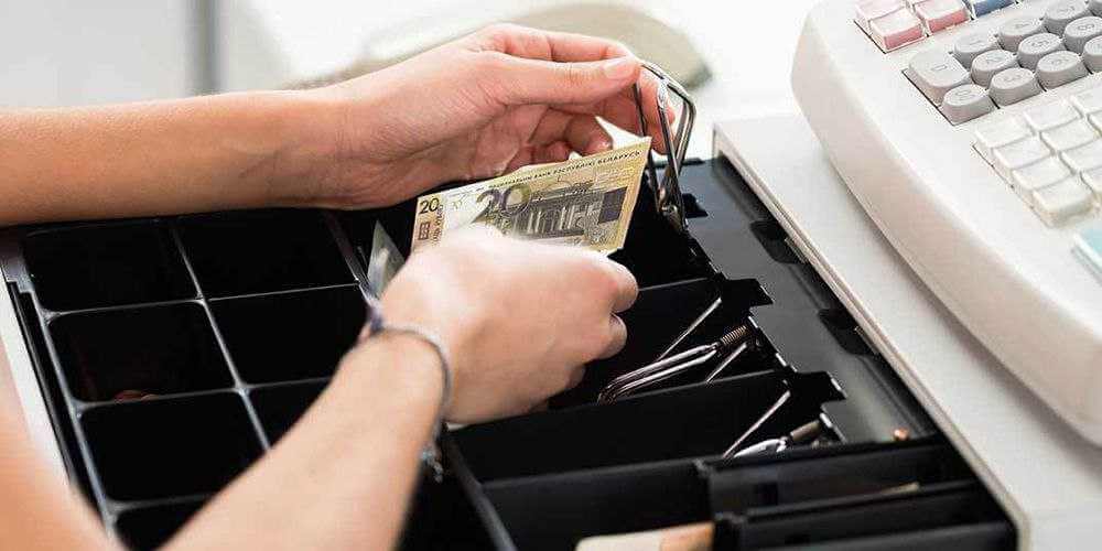 Обновила интерьер за счет магазина: в Могилевском районе продавец присвоила выручку из кассы