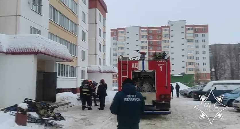 В Могилевской области пожарные спасли из задымленного подъезда двух подростков