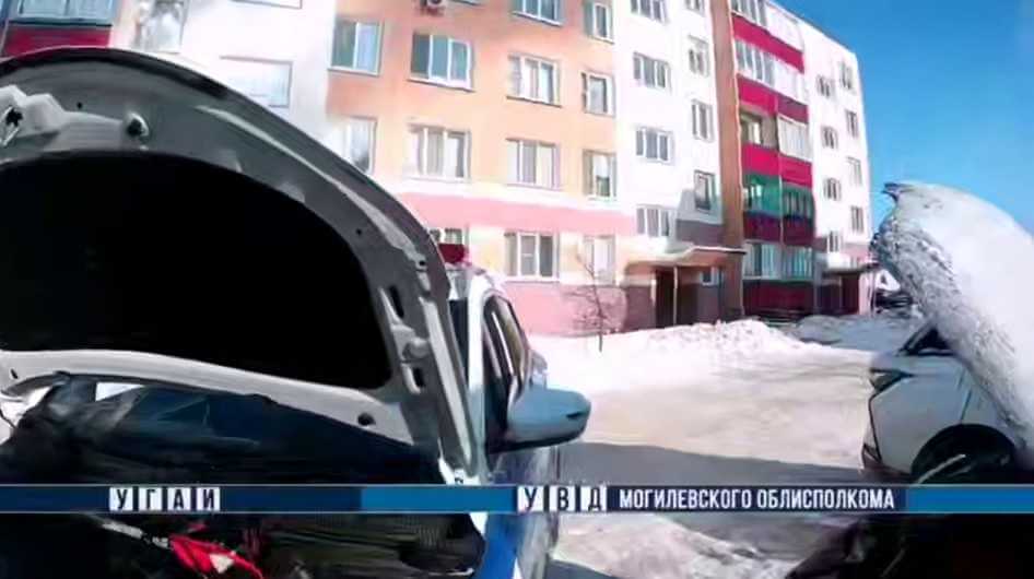 Сотрудники ГАИ Могилева откликнулись на просьбу пожилого водителя и помогли ему запустить автомобиль