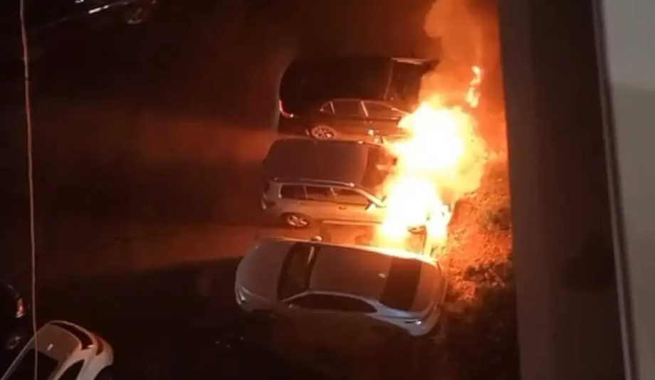 В Могилеве ночью загорелась припаркованная во дворе легковушка — огонь перебросился на соседние машины