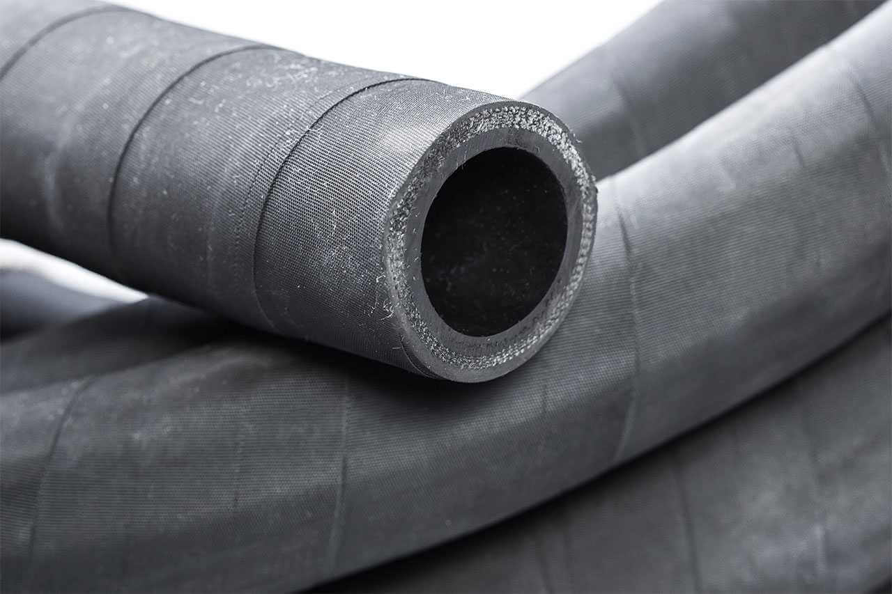 Как выбрать маслобензостойкий рукав и комплект АДР для транспортировки топлива?