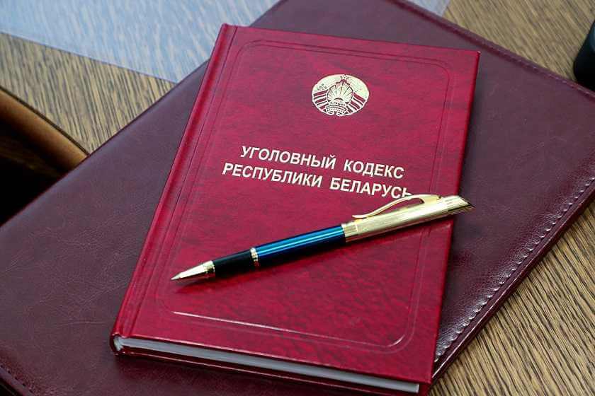 В Могилеве двое мужчин познакомились на улице и решили продолжить общение в квартире — все закончилось криминалом