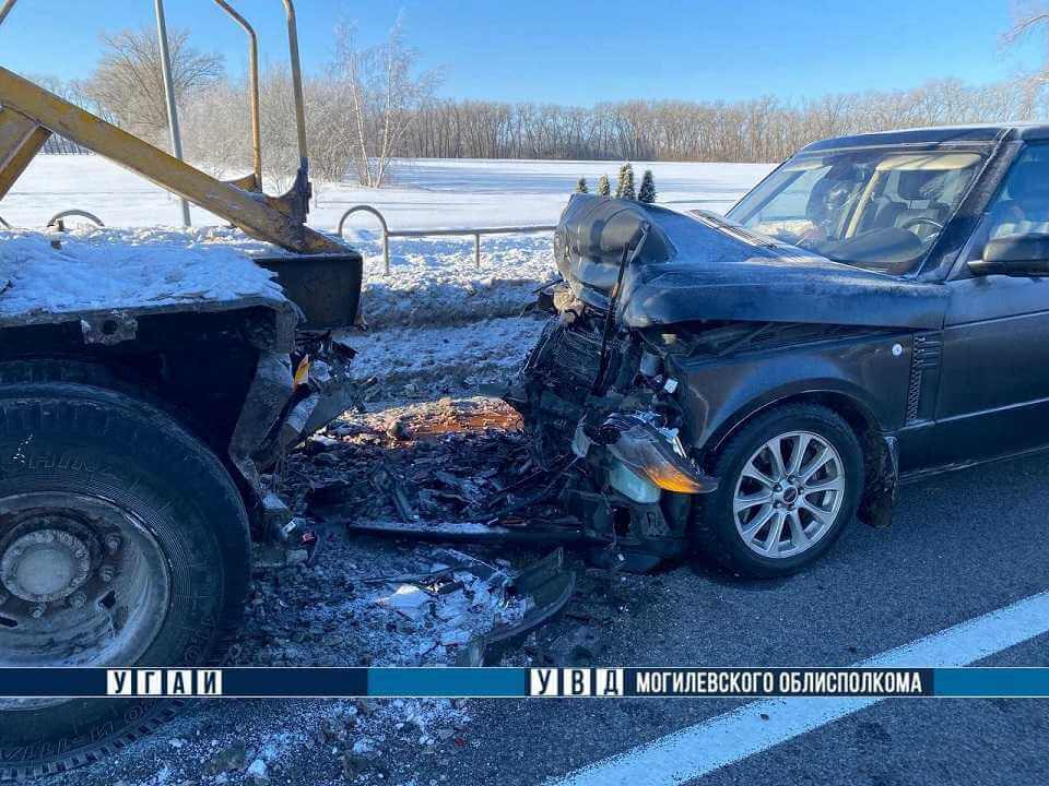 В Могилевском районе легковушка врезалась в стоящий MAZ — три человека в больнице