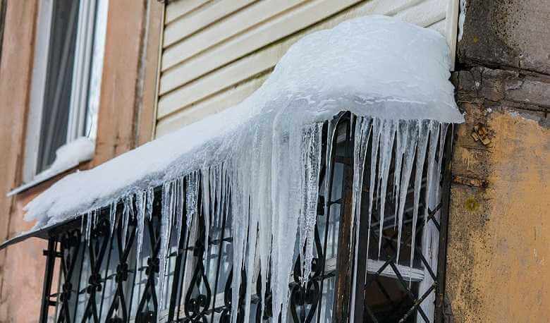 В Могилеве на крышах «выросли» сосульки