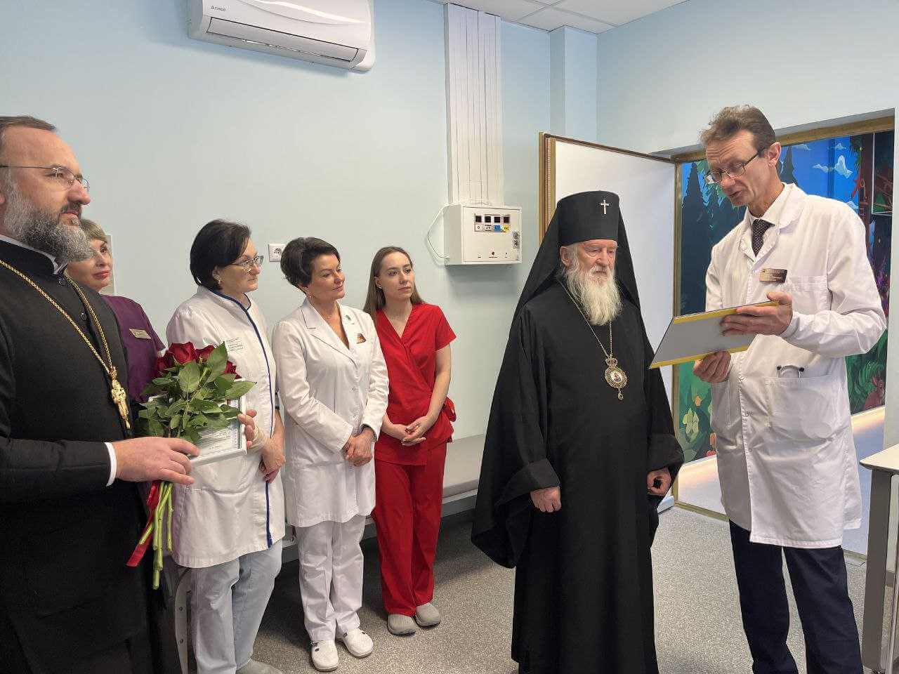 Архиепископ Могилевский и Мстиславский Софроний и протоиерей Николай Остапчук посетили новый корпус физической и реабилитационной медицины Могилевской областной детской больницы