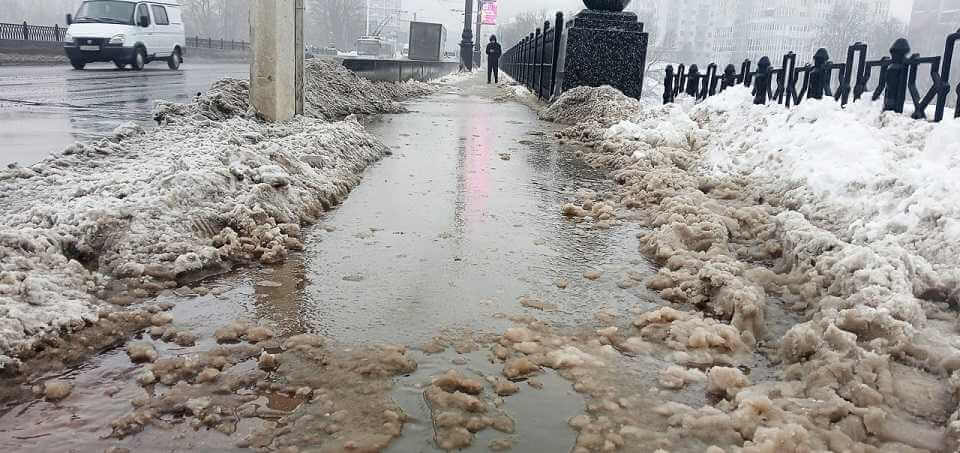 В Могилеве на мосту через Дубровенку образовалась пятиметровая лужа