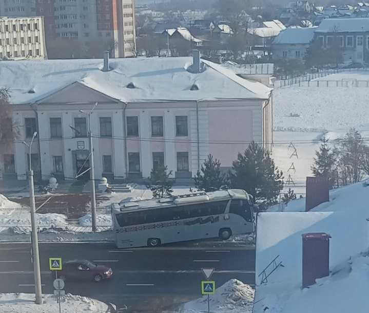 В Могилеве на Пушкинском проспекте автобус въехал в ограждение