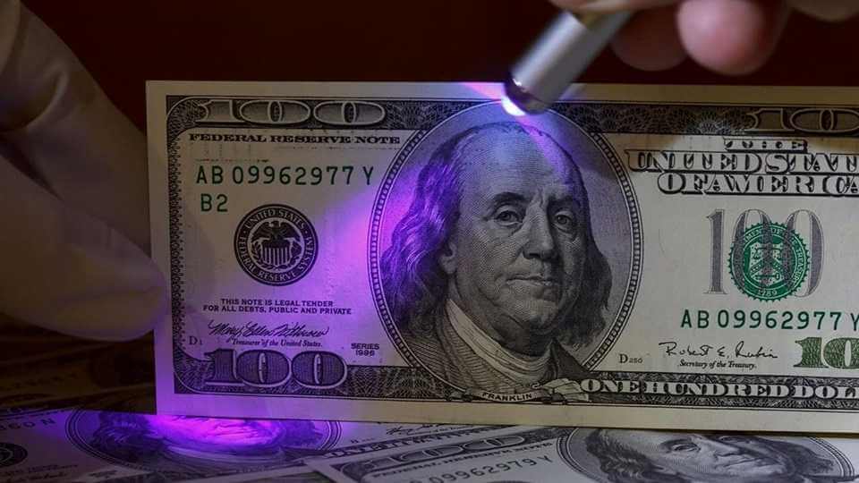 Могилевчанин пришел в банк обменять доллары, а ушел без денег и с милицией