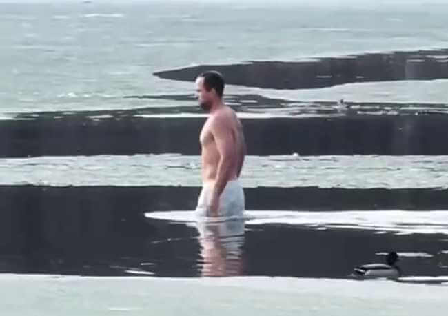 Настоящий морж: первый могилевчанин уже сделал заплыв