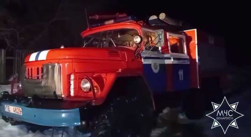 В Могилевской области на пожаре едва не погиб мужчина — его спасли