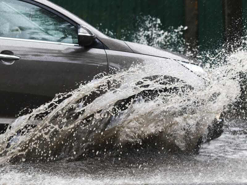 Погода в Могилеве подготовила водителям и пешеходам испытание на вежливост