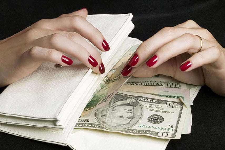 В Могилеве гостья обокрала хозяина квартиры и убежала через окно