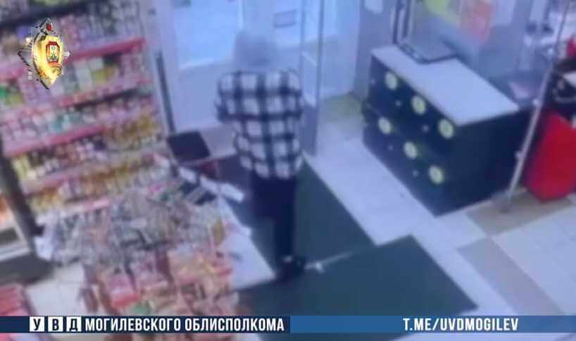 В Могилеве мужчина попытался вынести продукты из магазина без оплаты