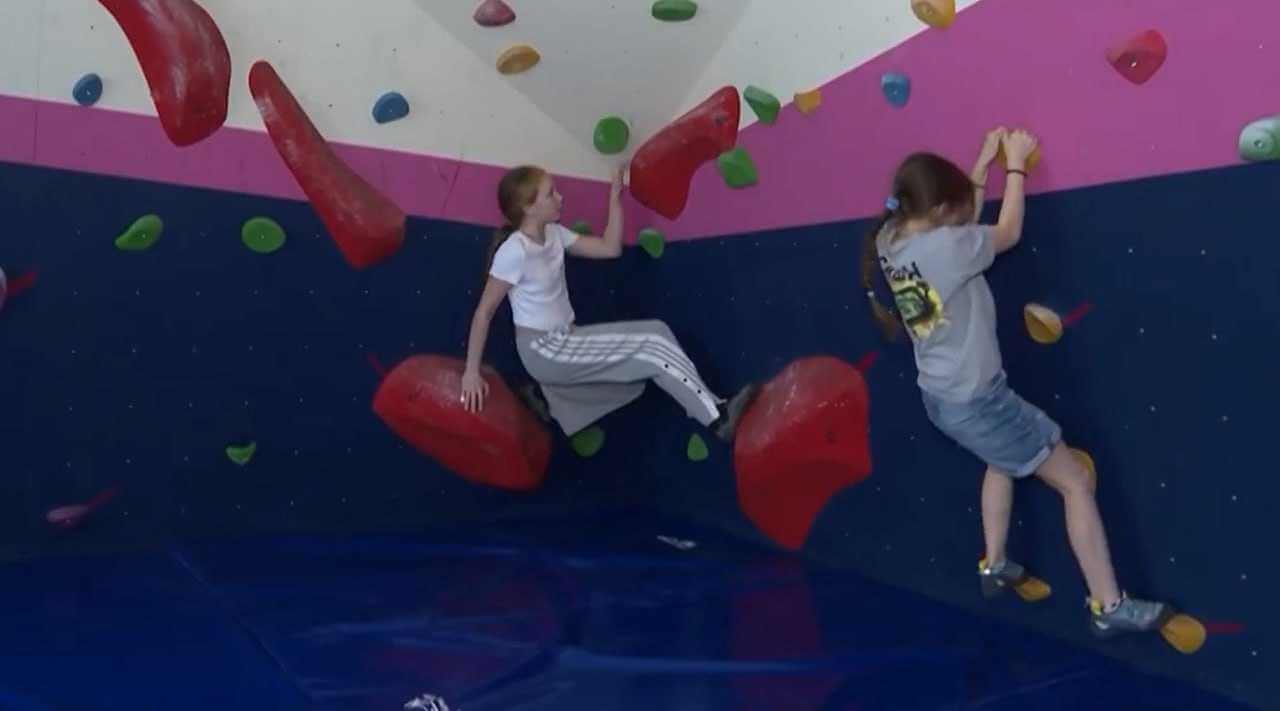 В Могилеве открыли новый скалодром — с какого возраста научат лазить без страховки?