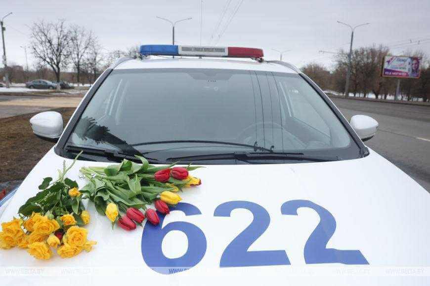 Вместо проверки документов - цветы: сотрудники ГАИ поздравили могилевских женщин-водителей