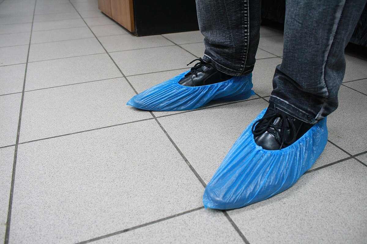 Могилевчанка спросила: могут ли от посетителей требовать надевать бахилы в учреждениях - ответил юрист