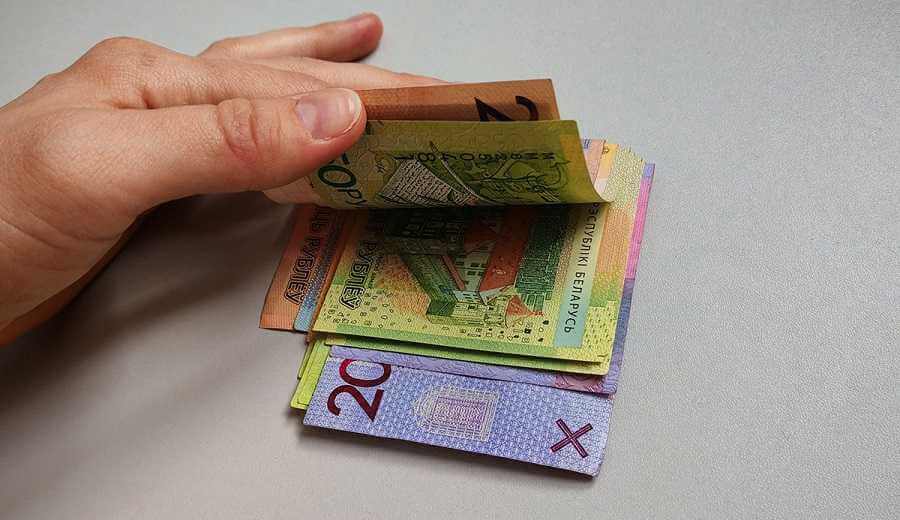 На Могилевщине бригадир получала зп и отпускные за работника, которого «забыла» уволить