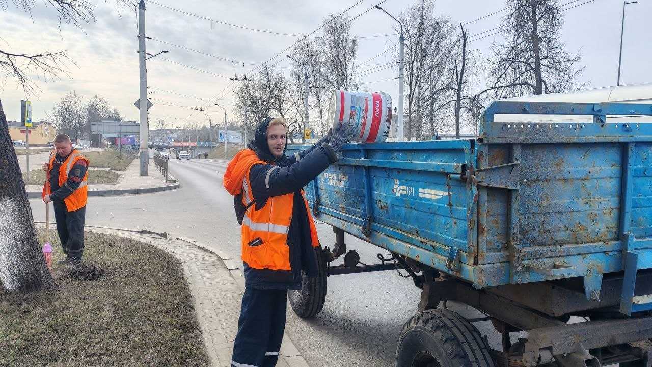 Железнодорожники Могилева на субботнике наводит порядок на городских улицах