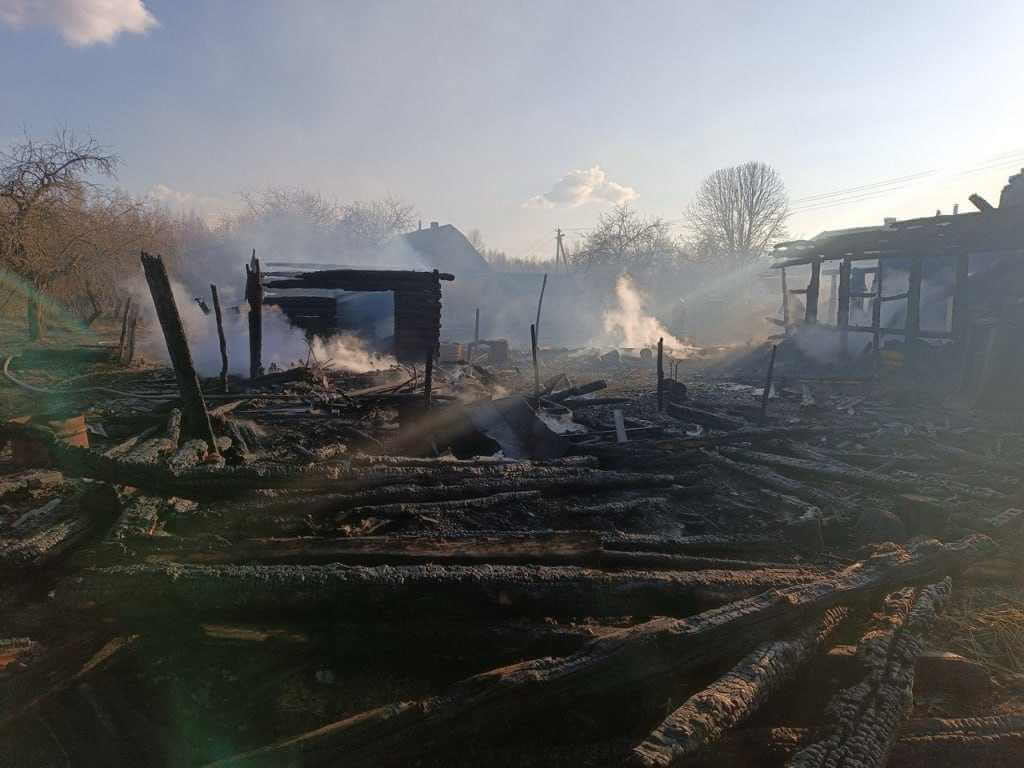 На Могилевщине уборка сухой травы обернулась серьезным пожаром — сгорел дом и хозпостройки