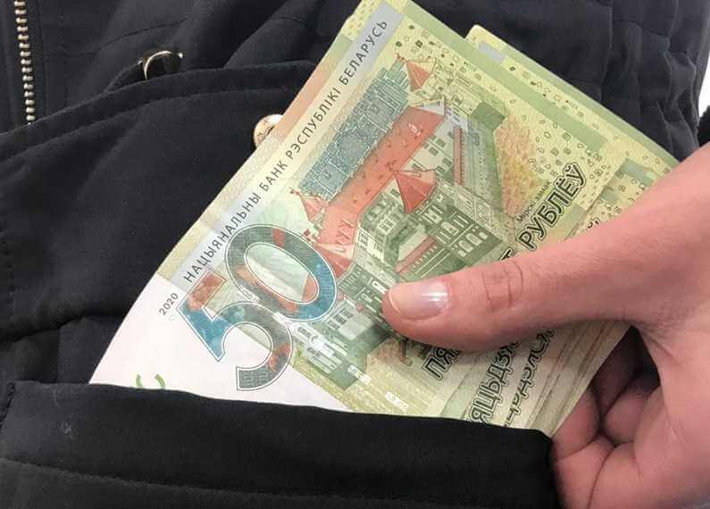 В Могилеве работник украл в служебной раздевалке деньги, а потом сам участвовал в их поисках