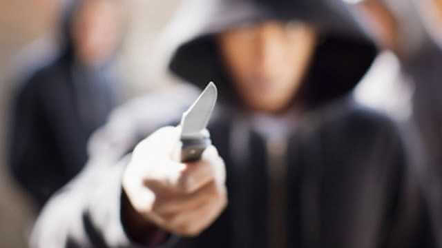 В Могилевском районе мужчина угрожал подросткам ножом