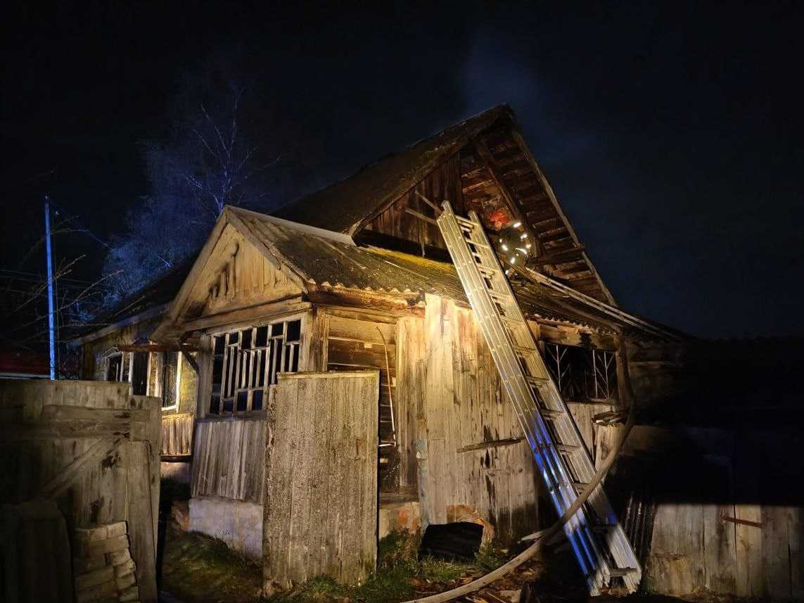 Житель Могилевщины покурил и получил ожог ноги — а еще остался без крыши над головой