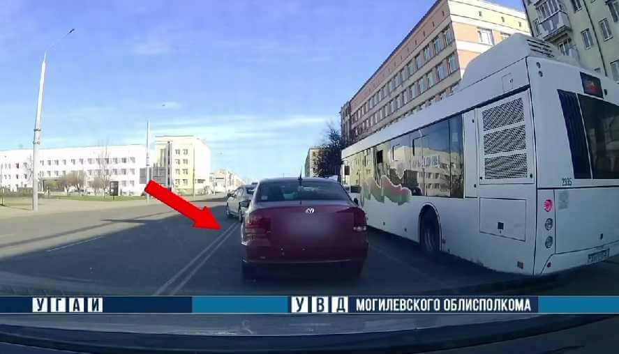 В Могилеве водитель решил объехать машины через двойную сплошную, но позади стоял патруль ДПС