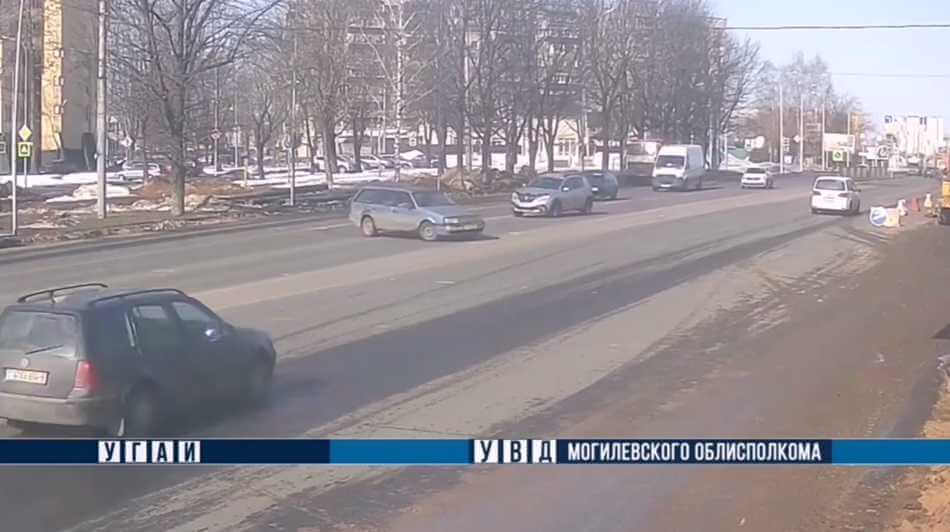 В Могилеве пенсионерка решила развернуть свою легковушку прямо посреди дороги