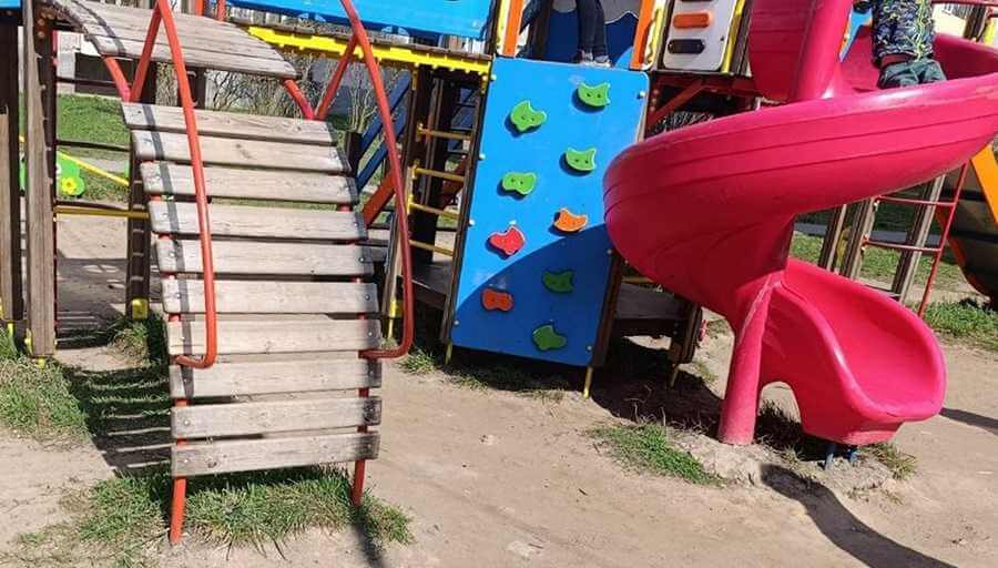 Могилевчанка показала опасную детскую площадку на Каштановой