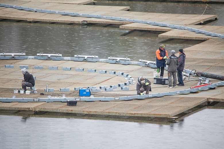 В Могилеве на Дубровенке монтируют освещение для будущего фонтана