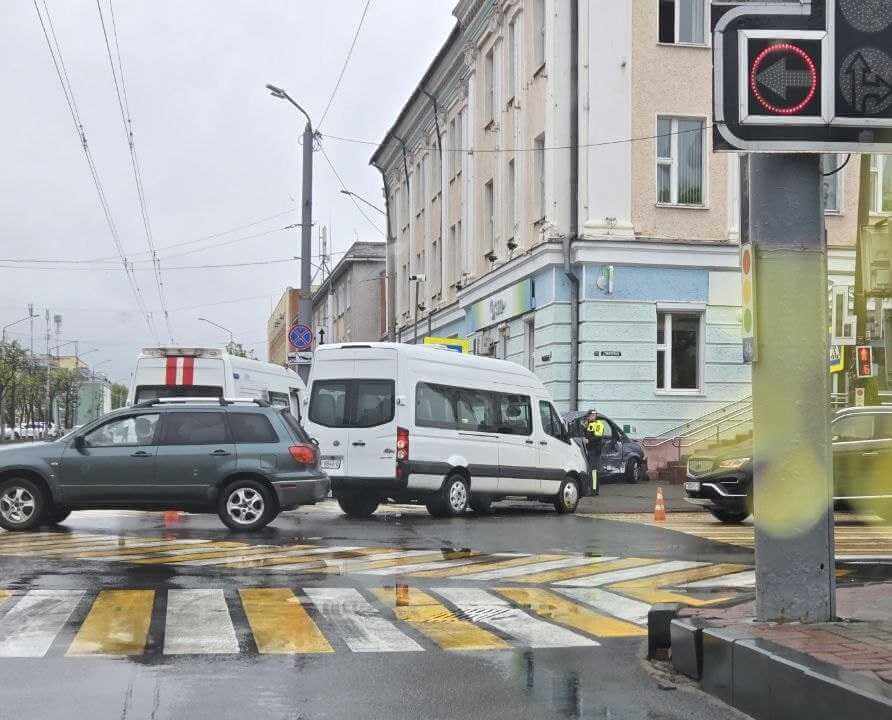 В центре Могилева маршрутка столкнулась с легковым автомобилем