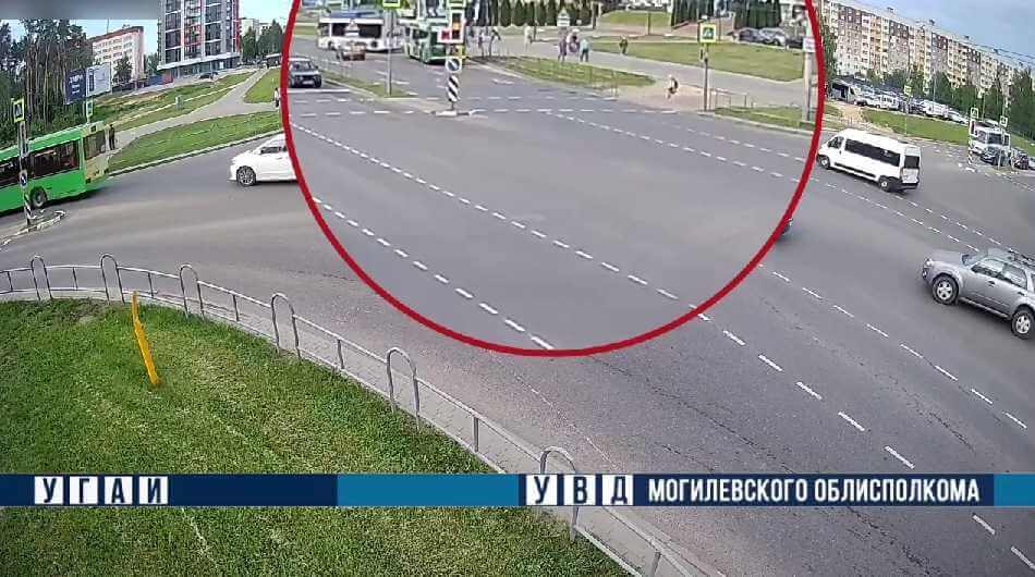В Могилеве маршрутка на пешеходном переходе сбила 9-летнего ребенка