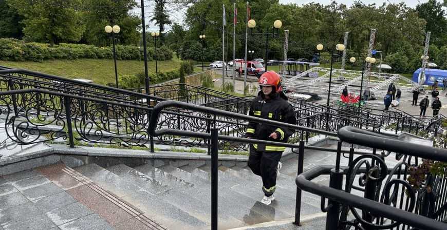 В Подниколье прошел открытый турнир по подъему на лестницу парка