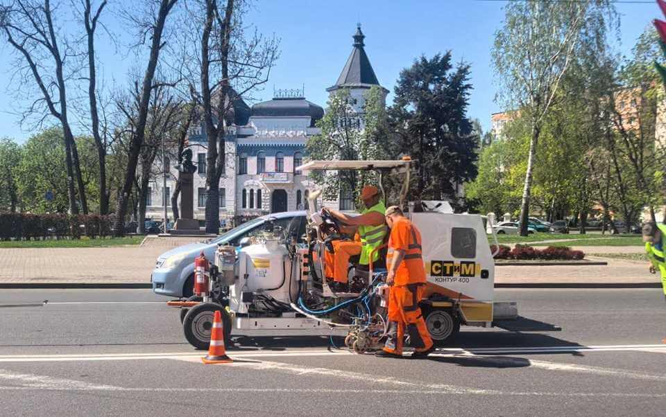 В Могилеве продолжается обновление дорожной разметки